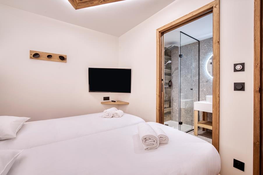 2 lits simples (90*200) avec TV et salle de douche attenante - sans fenêtre