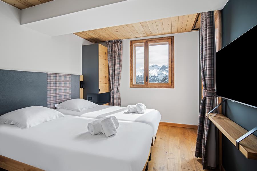 2 lits simples (90*200) avec TV et salle de bain attenante