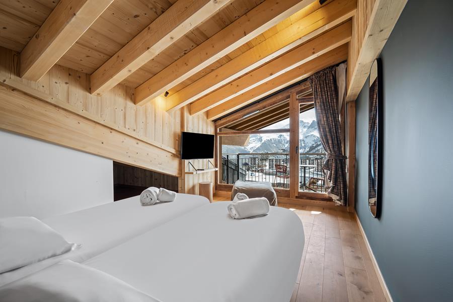 2 lits simples (90*200) avec TV et salle de douche attenante