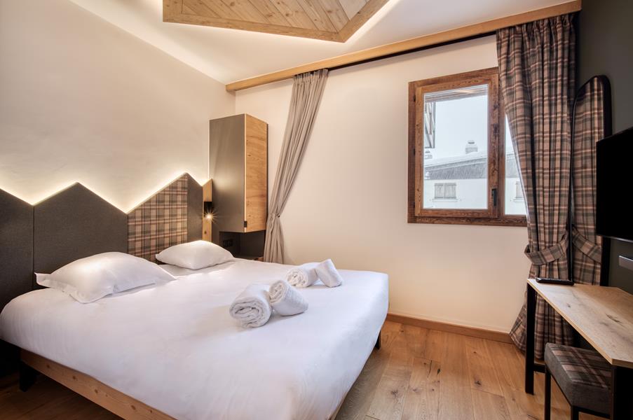 1 lit double (160*200) avec TV et salle de bain attenante