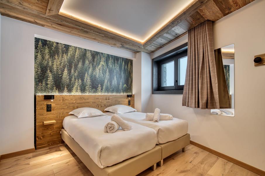 2 lits simples (90*200) avec TV et salle de douche attenante