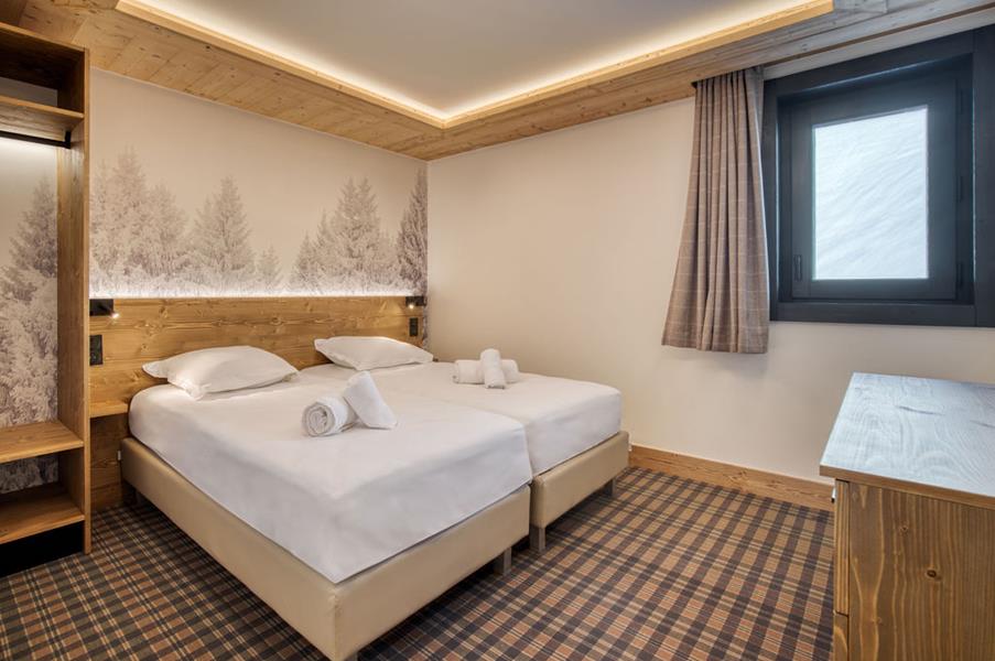 2 lits simples (90*200) avec TV et salle de douche attenante