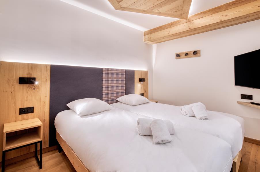 2 lits simples (90*200) avec TV et salle de douche attenante