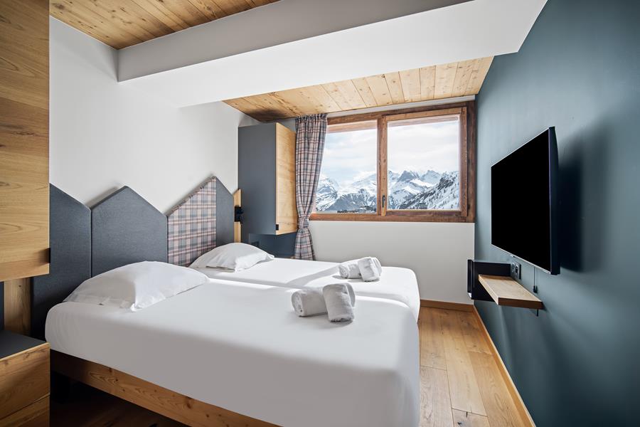 2 lits simples (90*200) avec TV et salle de douche attenante