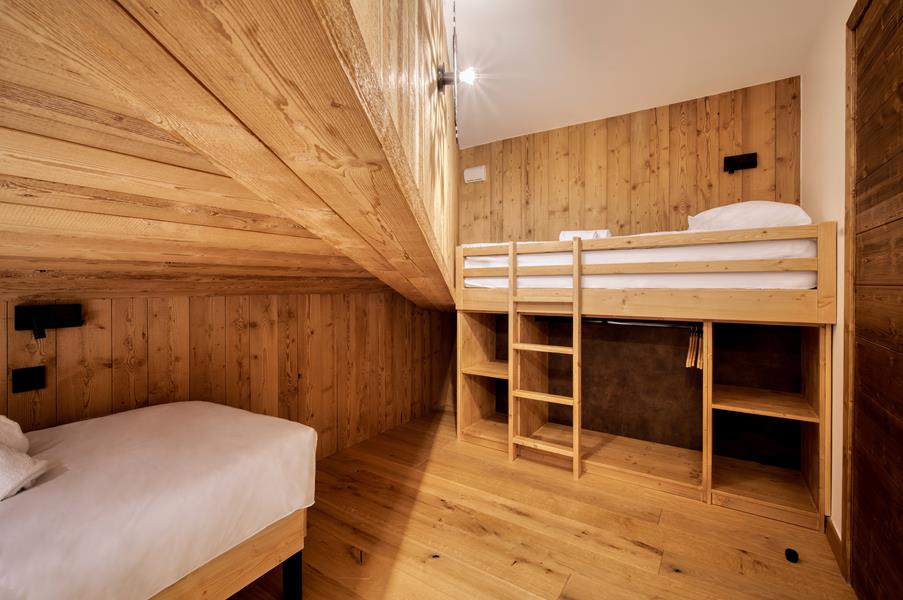 2 lits simples (90*200) dont un en hauteur