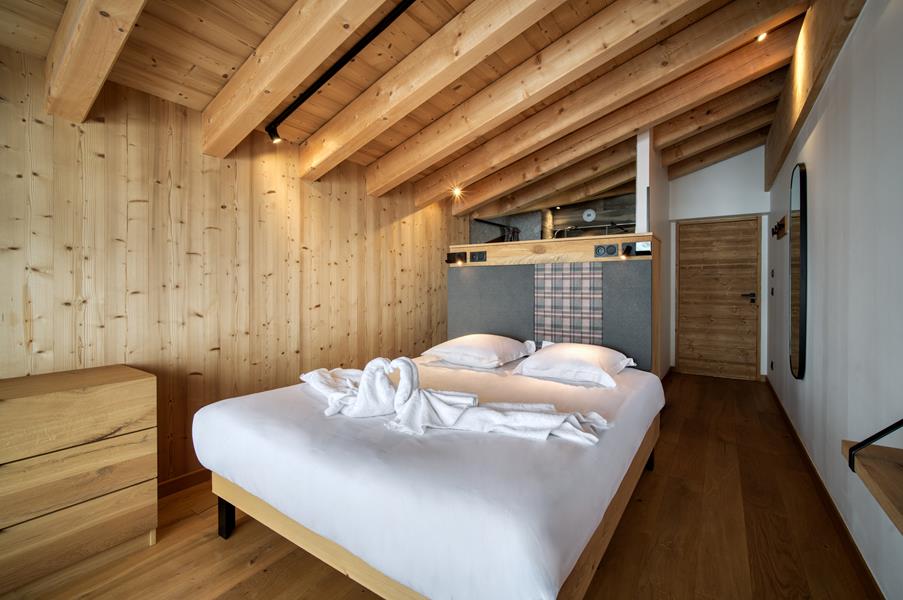 2 lits simples (90*200) avec TV et salle de douche attenante