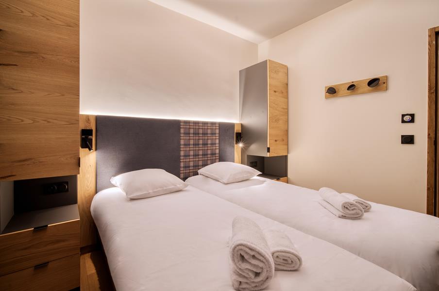 2 lits simples (90*200) avec TV et salle de bain attenante