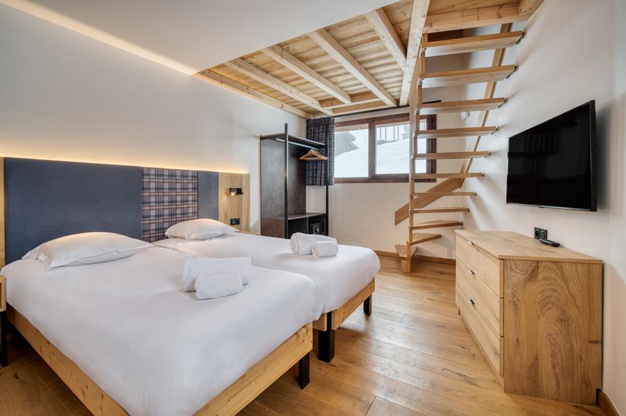 2 lits simples (90*200) avec TV et salle de douche attenante