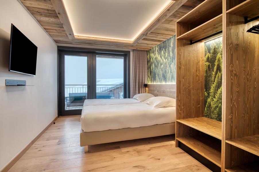 2 lits simples (90*200) avec TV et salle de douche attenante