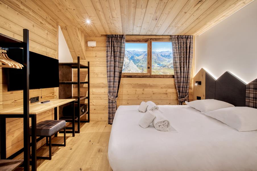 1 lit double (160*200) avec TV et salle de douche attenante - fausse fenêtre