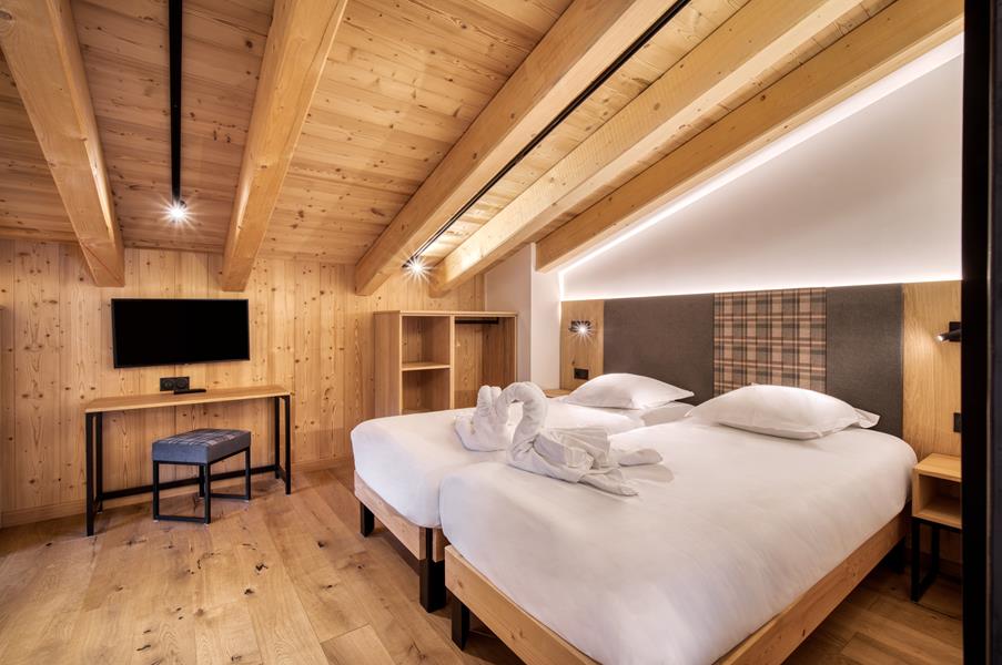 2 lits simples (90*200) avec TV et salle de douche attenante