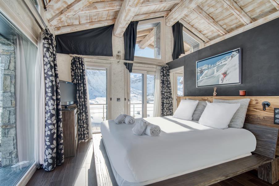 1 lit double (160*200) avec TV et salle de bain attenante