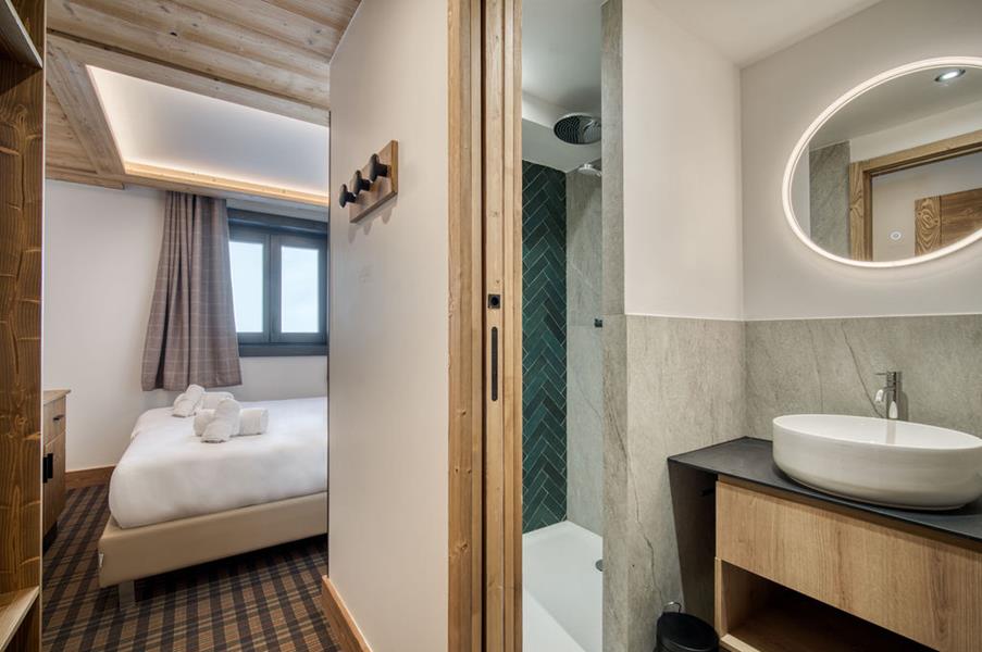 2 lits simples (90*200) avec TV et salle de douche attenante