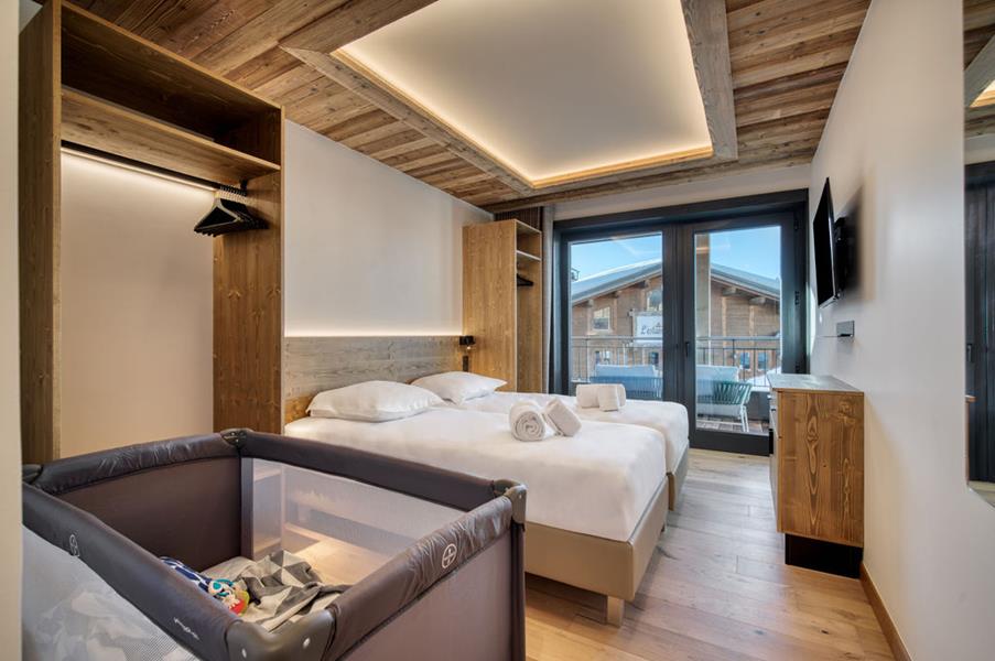 2 lits simples (90*200) avec TV et salle de douche attenante