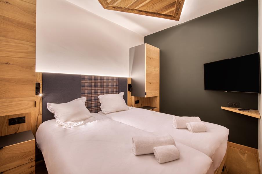 2 lits simples (90*200) avec TV et salle de douche attenante