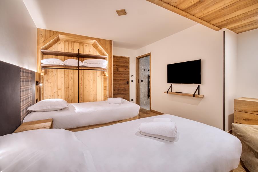 2 lits simples (90*200) avec TV et salle de douche attenante (fausse fenêtre)