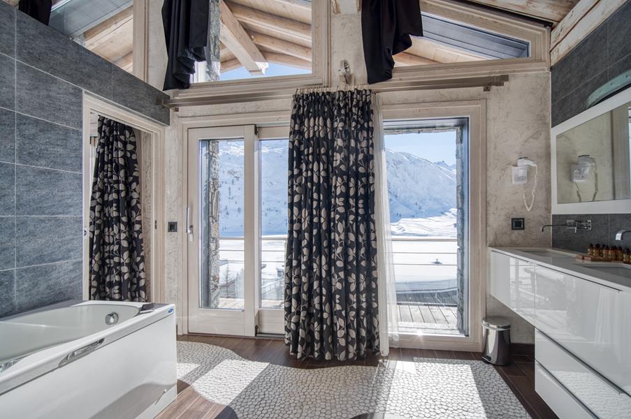 Salle de bain attenante Chambre Maître avec baignoire et douche