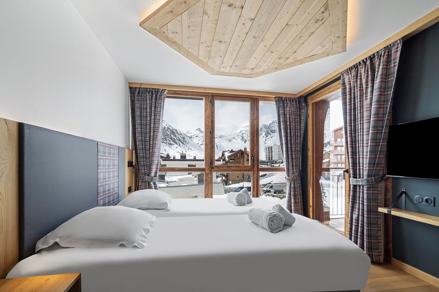 2 lits simples (90*200) avec TV et salle de douche attenante