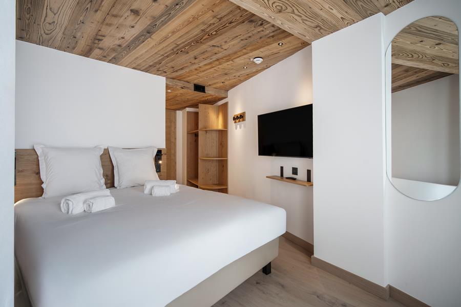 1 lit double (160*200) avec TV et salle de bain attenante