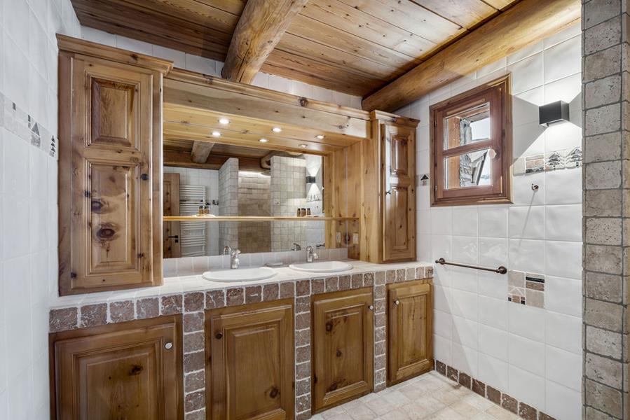 Grande salle de douche avec douche à l'italienne