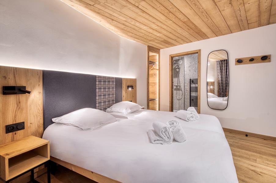 2 lits simples (90*200) avec TV et salle de douche attenante (fausse fenêtre)