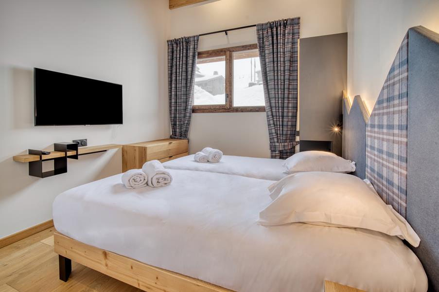 2 lits simples (90*200) avec TV et salle de bain attenante