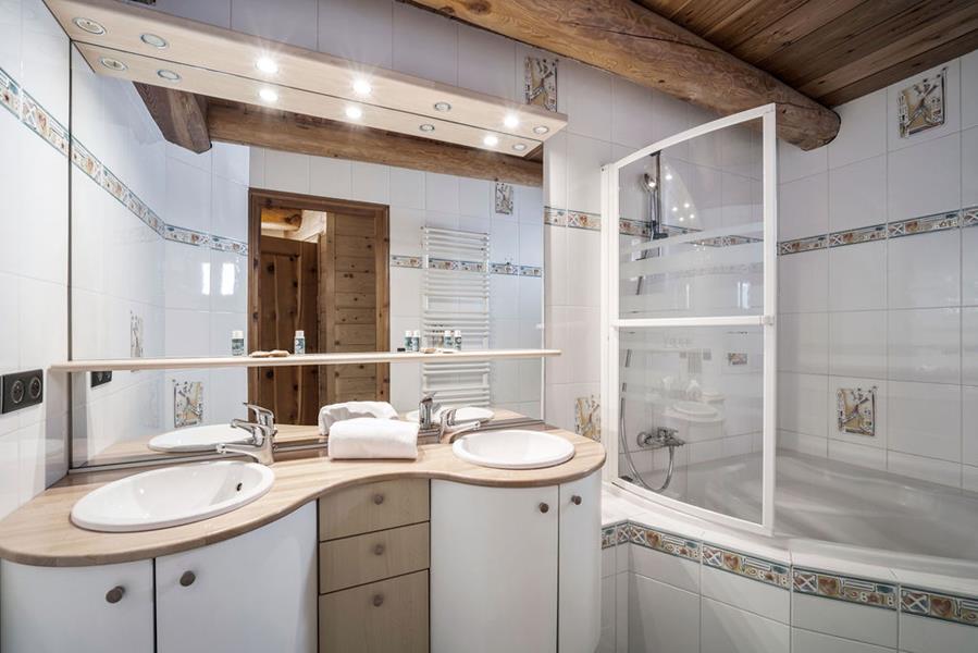 Salle de bain avec baignoire