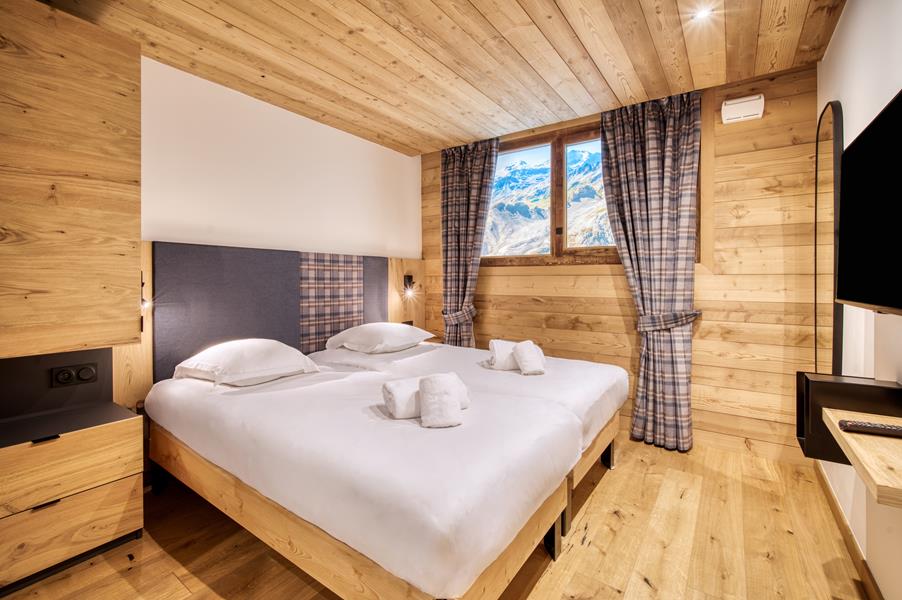 2 lits simples (90*200) avec TV et salle de douche attenante (fausse fenêtre)