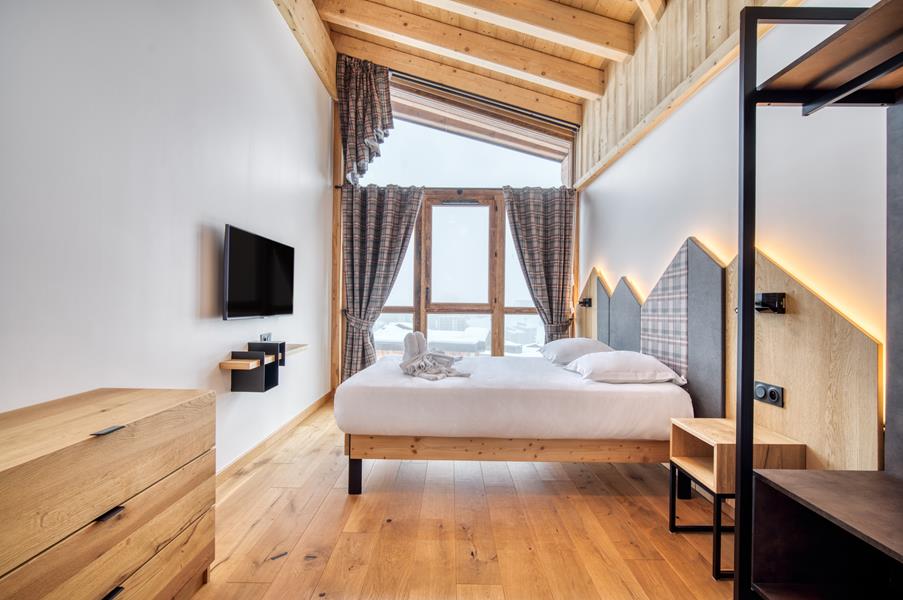 1 lit double (160*200) avec TV et salle de douche attenante