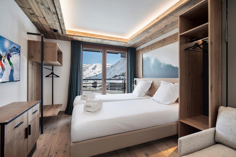 2 lits simples (90*200) + 1 chauffeuse (160*200) avec TV et salle de douche attenante