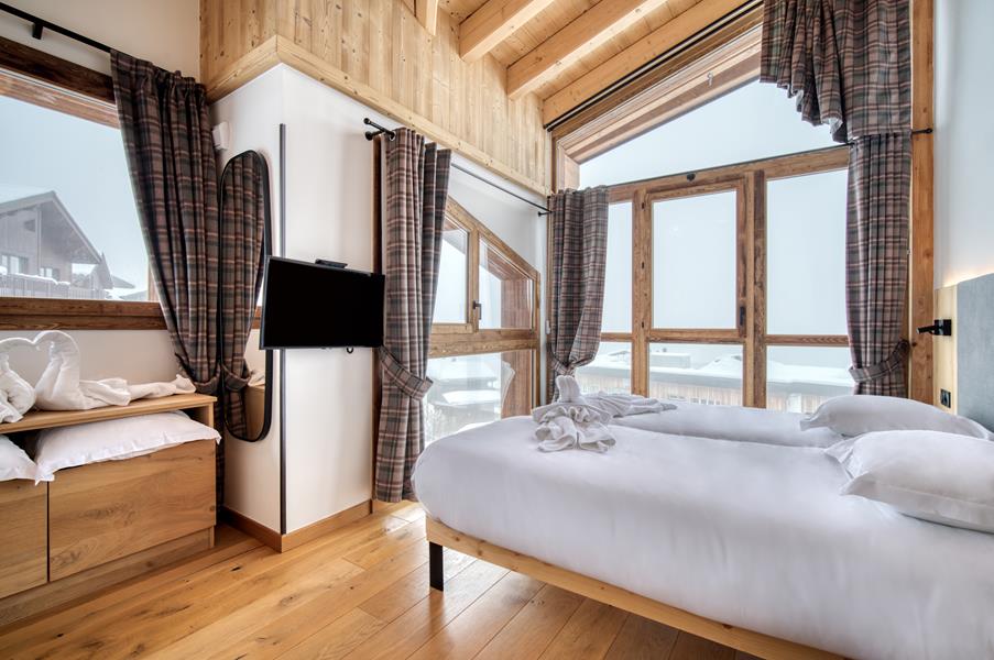 2 lits simples (90*200) + 1 canapé lit (160*200) avec TV