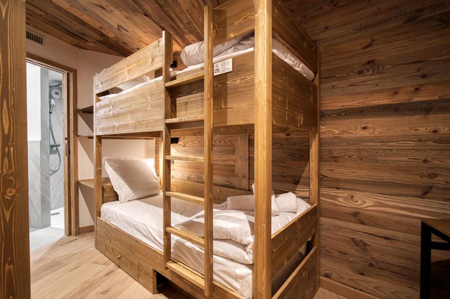 1 lit superposé (80*190) avec TV et salle de douche attenante