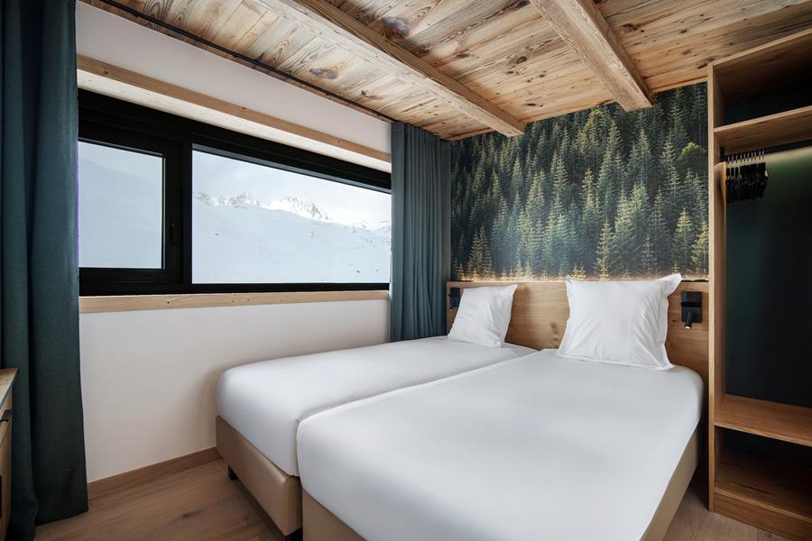 2 lits simples (90*200) avec TV et salle de douche attenante