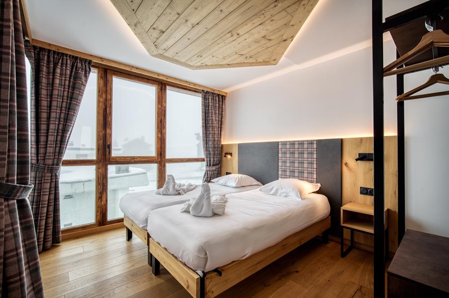 2 lits simples (90*200) avec TV et salle de douche attenante