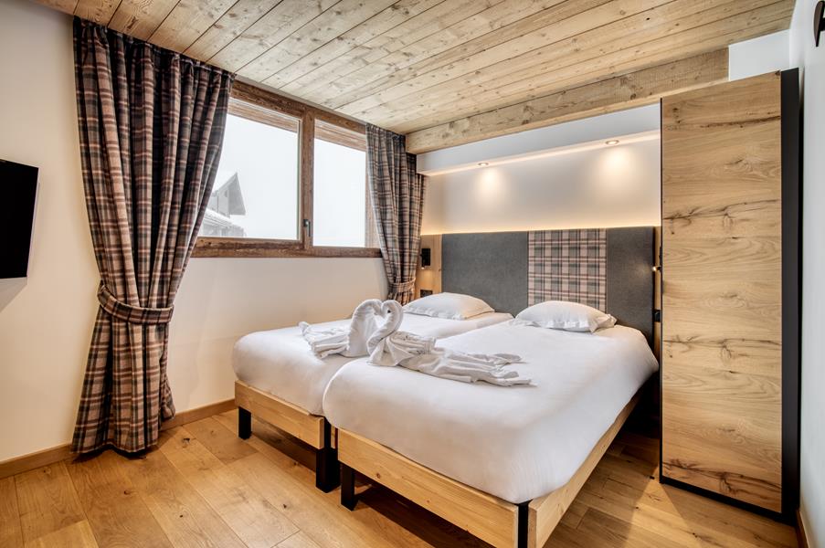 2 lits simples (90*200) avec TV et salle de bain attenante