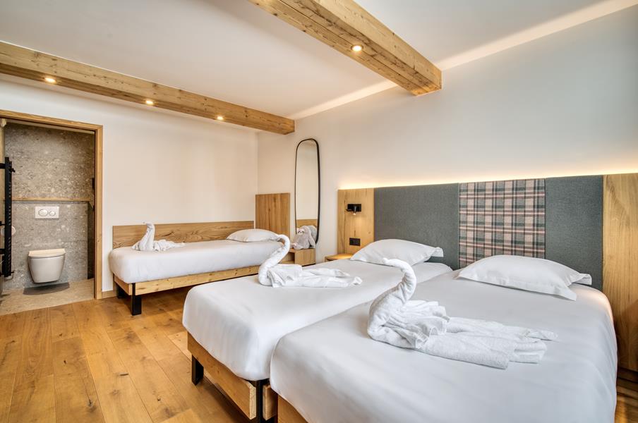 3 lits simples (90*200) avec TV et salle de douche attenante