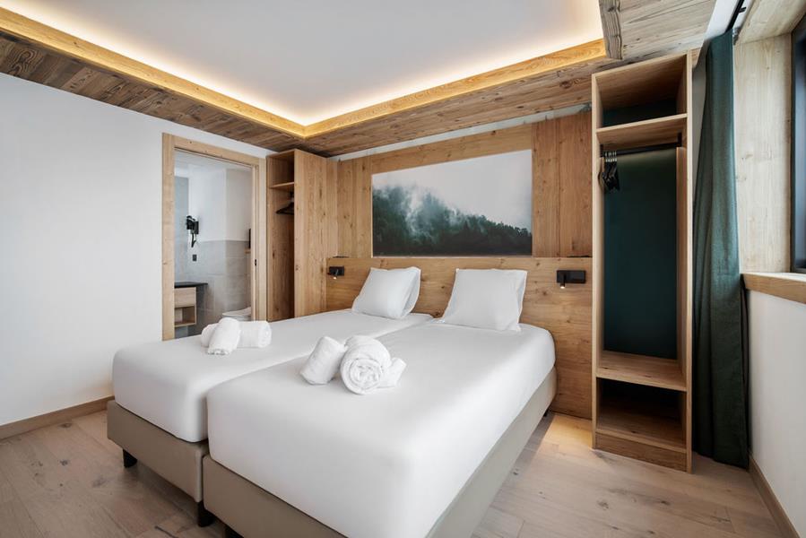 2 lits simple (90*200) avec TV  et salle de bain attenante