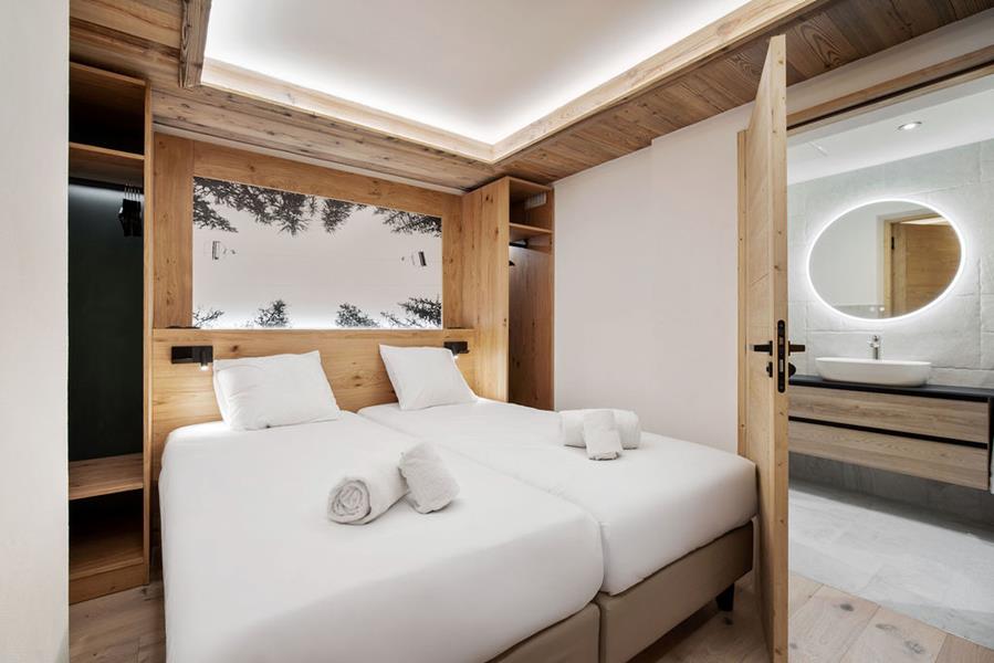 2 lits simple (90*200) avec TV  et salle de bain