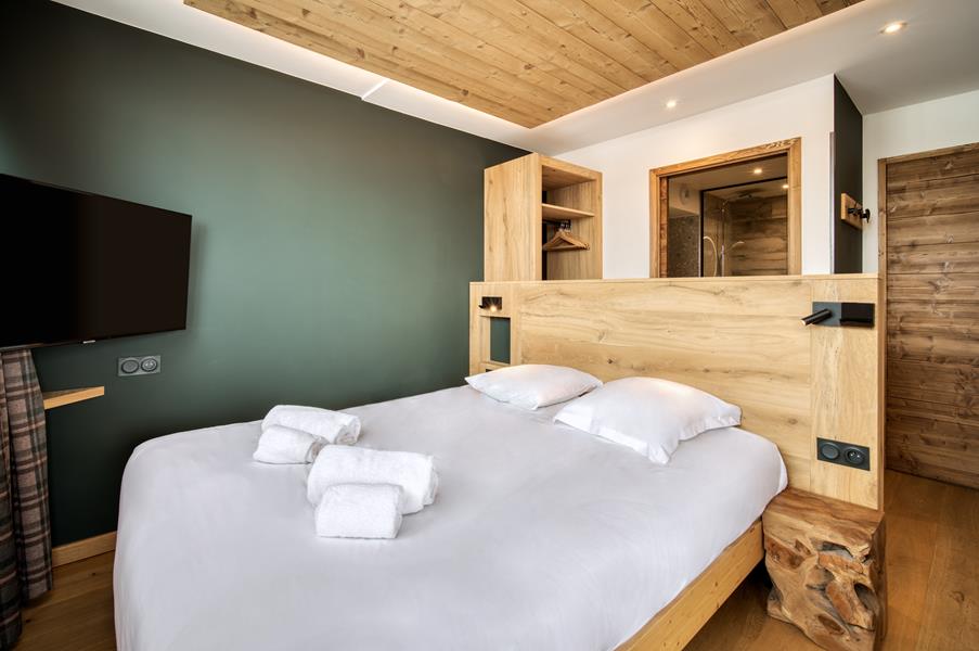 1 lit double (160*200) avec TV et salle de douche attenante