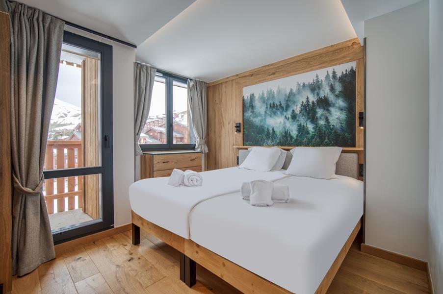 2 lits simples (90*200) avec TV et salle de bain attenante