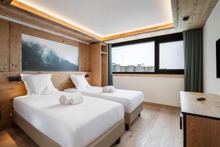 2 lits simples (90*200) avec TV et salle de douche attenante