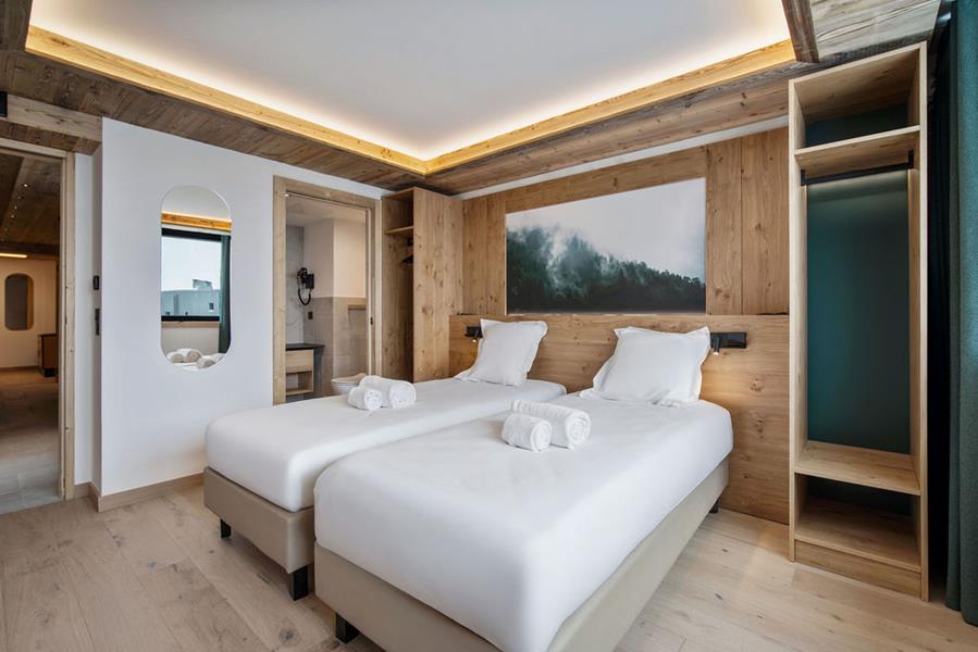 2 lits simples (90*200) avec TV et salle de bain attenante