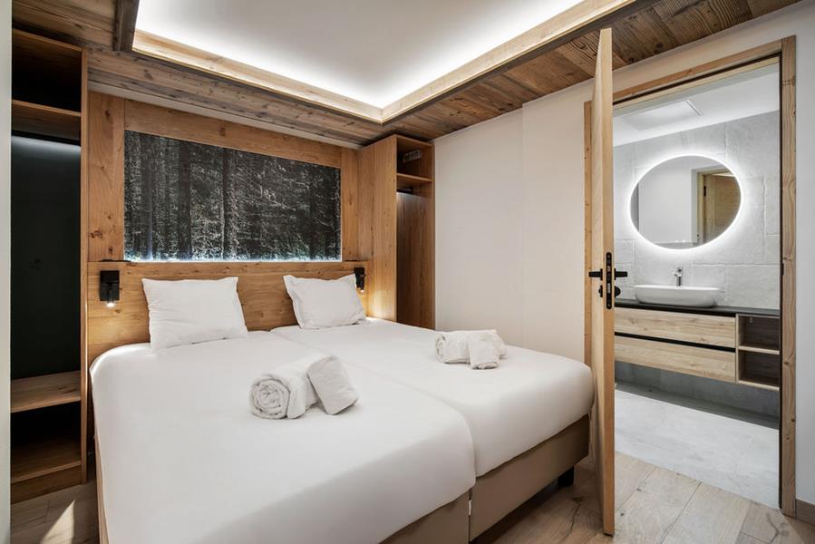 2 lits simple (90*200) avec TV  et salle de bain attenante