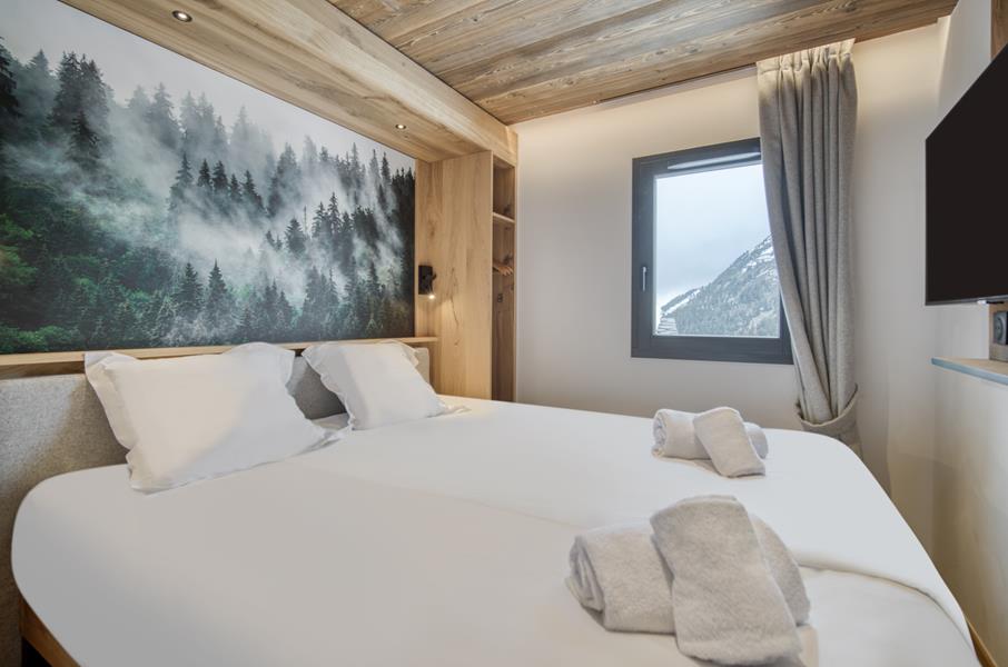 2 lits simples (90*200) avec TV et salle de douche attenante