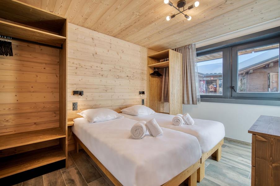 2 lits simples (90*200) avec TV et salle de douche attenante