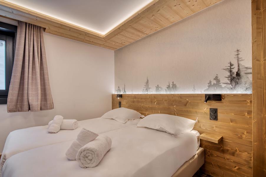 2 lits simples (90*200) avec TV et salle de douche attenante