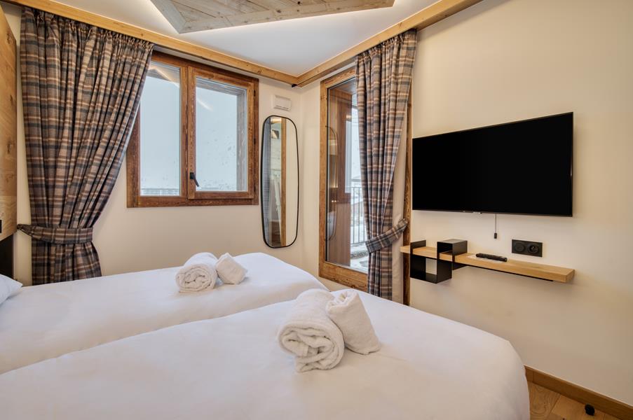 2 lits simples (90*200) avec TV et salle de bain attenante