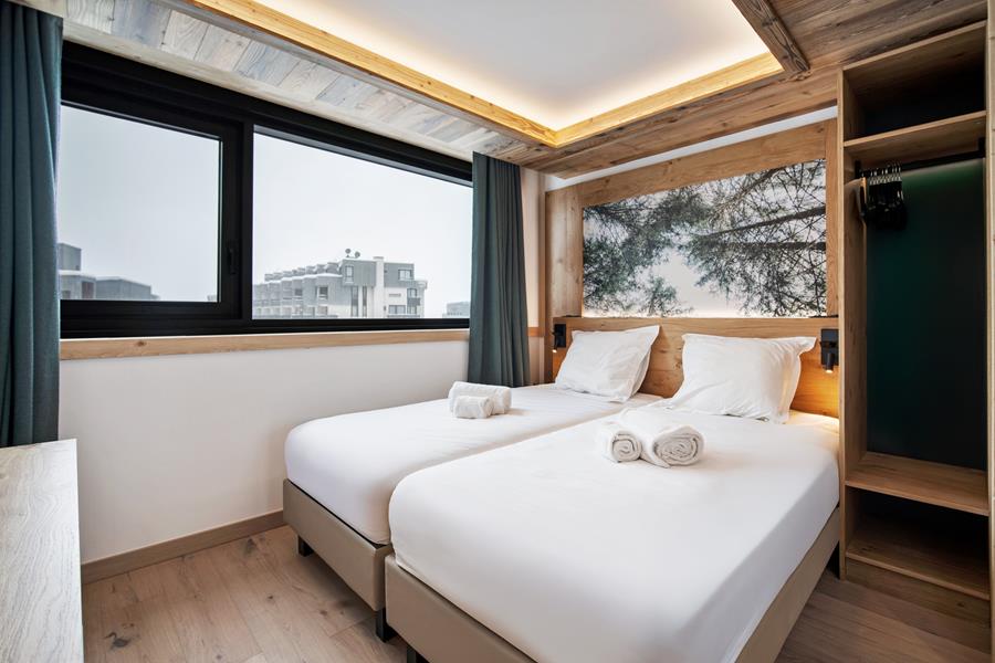 	2 lits simples (90*200) avec TV et salle de bain attenante