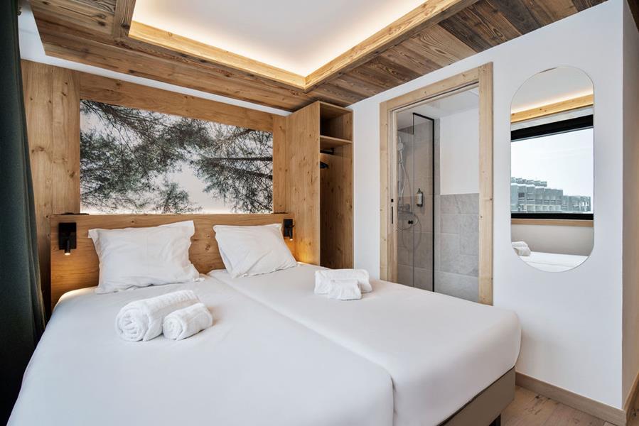 2 lits simples (90*200) avec TV et salle de bain attenante