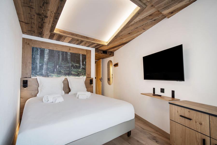 1 lit double (160*200) avec TV et salle de bain attenante